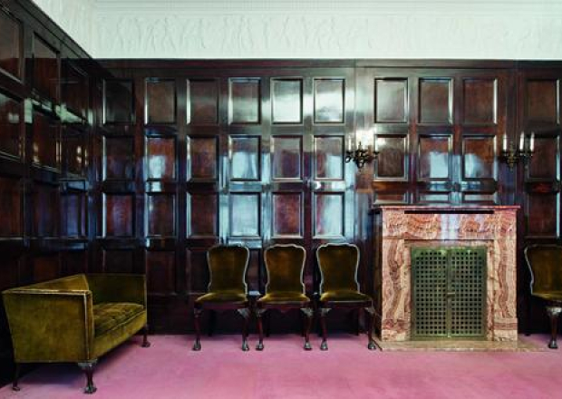 Farbphotographie: historisches Speisezimmer, Wandvertäfelung, Kamin, Sessel