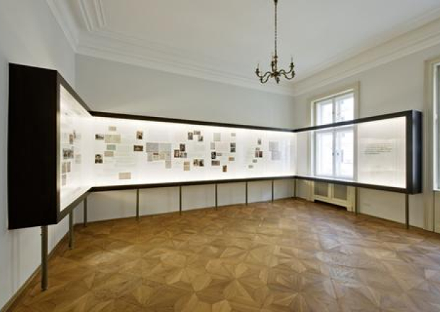 Farbphotographie: Blick in einen Raum mit Ausstellungsvitrinen und Parkettboden