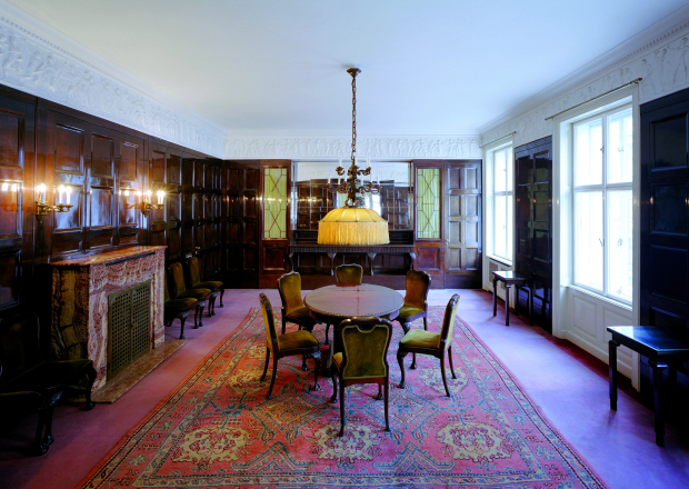 Blick in einen Raum der Wienbibliothek - historisches Zimmer mit alten Möbeln und Teppich