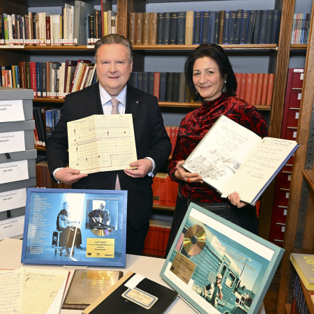 Bürgermeister und Stadträtin präsentieren den Nachlass Danzers