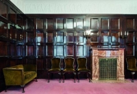 Detail des Speisezimmers. Foto: Herta Hurnaus Farbphotographie: historisches Speisezimmer, Wandvertäfelung, Kamin, Sessel