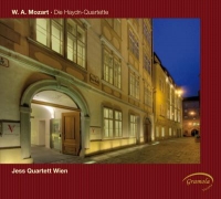 CD-Cover Farbphotographie des Mozarthauses in Abendstimmung, rundherum dunkelroter Rand