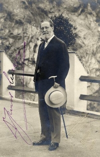 Karl Lueger Schwarz-weiß-Photographie: Mann mit Vollbart, Gehstock und Hut in der linken Hand