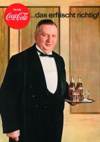 Trink Coca Cola ... das erfrischt richtig! Wien:1962, Plakatsammlung Plakat: Kellner mit zwei Flaschen Cola und zwei Gläsern auf einem Tablett