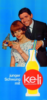 junger Schwung mit Keli Fruchtlimonade Wien: 1965 Plakat: lächelnde rothaarige Frau und ein ebenfalls lächelnder Mann mit Glas in der Hand