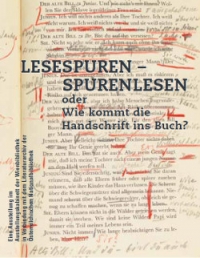 Ausstellungssujet: schwarze Schrift, Hintergrund gedruckte Buchseite mit handschriftl. Anmerkungen