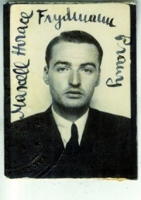 Passbild von Marcel Prawy Schwarz-Weiß-Photographie: Passbild junger Mann oben um den Kopf ist handschriftliche Unterschrift