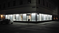 die Auslage des Ateliers Steinbrener & Dempf Farbphotographie: beleuchtete Auslage