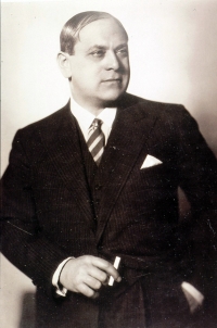 Hermann Leopoldi (1928). Wienbibliothek im Rathaus Schwarz-Weiß-Photographie: Mann mit Seitenscheitel in dunklem Cord-Sakko mit Stecktuch