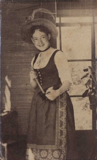Hermine Kunz-Hutterstrasser um 1890 Schwarz-Weiß-Photographie: Mädchen im Dirndl und Trachtenhut rührt in einer Schüssel