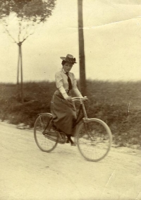 Schwarz-Weiß-Photographie: Frau auf Fahrrad