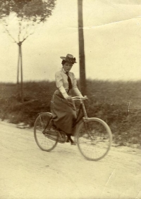 Die Politikerin Anna Boschek auf dem Fahrrad. Wienbibliothek, Handschriftensammlung Schwarz-Weiß-Photographie: Frau auf Fahrrad