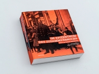 Buchcover. Schwarz-Weiß-Foto: Schlange von Menschen vor Geschäft, von zwei Uniformierten begleitet