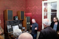 Gregor Ladenhauf. Foto: Gregor Kallina Mann steht vor einem Synthesizer und erklärt den umstehenden Personen die Funktionsweise