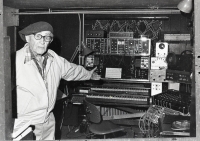 Max Brand und der Synthesizer. älterer Mann mit Mütze vor Synthesizer mit Knöpfen und Schalttafeln