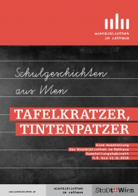 Sujet der Ausstellung "Tafelkratzer, Tintenpatzer. Schulgeschichten aus Wien" schwarze Schultafel mit Titel der Ausstellung "Tafelkratzer, Tintenpatzer"