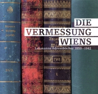 Foto: Catharina Freuis, Grafik: Cora Agdogan Ausstellungssujet: bunte Buchrücken, darauf weiße Schrift
