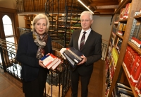 Dr.in Sylvia Mattl-Wurm, Direktorin Wienbibliothek, Mag. Karl Pauer, Bereichsdirektor Magistratsdirektion Geschäftsbereich Recht (MDR) Fotografie von Sylvia Mattl und Karl Pauer in der Wienbibliothek im Rathaus