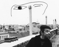 Schwarz-Weiß-Portraitphotographie: Mann mit Schirmmütze auf Dach, auf dem Bild händische Zeichnung