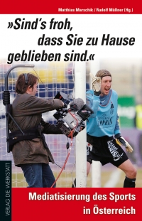 Buchcover mit Farbphotographie: Kameramann steht unmittelbar neben einem Fußball-Tormann