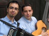 Tesak & Blezak Farbfoto: zwei Männer sitzend in blauen Hemden, 1 Mann mit Knopfharmonika, 1 Mann mit Kontragitarre