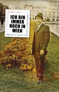 Mehmet Emir: Ich bin immer noch in Wien. Briefe an Mama und Papa in der Türkei. Sonderzahl 2012 Buchcover: Privatphoto eines Mannes mit Hut und Schnurrbart vor historischem Gebäude