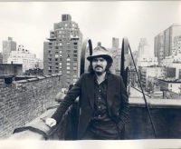 Schwarz-Weiß-Photographie: Mann auf Dachterrasse, im Hintergrund Stadt