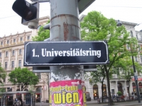 Farbphotographie: blau-weißes Straßenschild des Wiener Universitätsringes