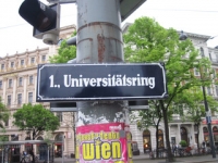 Aus dem Dr.-Karl-Lueger-Ring wurde der Universitätsring. Farbphotographie: blau-weißes Straßenschild des Wiener Universitätsringes