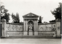 Grillparzerdenkmal im Volksgarten. Wienbibliothek, Tagblattarchiv, TF-003478 Schwarz-Weiß-Photographie: Denkmal aus Stein, in der Mitte eine sitzende Figur