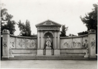 Schwarz-Weiß-Photographie: Denkmal aus Stein, in der Mitte eine sitzende Figur