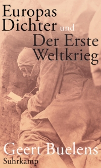 Schwarz-Weiß-Photographie in Sepia-Ton; schreibender Mann in Schützengraben