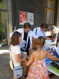 Bücherflohmarkt im MUSA Menschen stöbern am Flohmarkt