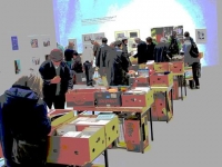 Zum sechsten Mal veranstalten MUSA und Wienbibliothek einen Bücherflohmarkt. verfremdetes Bild von Menschen auf einem Flohmarkt