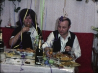 Motiv: Amateurfilm Gerda Budischek, 1971, Österreichisches Filmmuseum Filmstill: Mann und Frau sitzen auf rotem Sofa, rundherum Girlanden