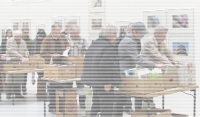 Bereits zum achten Mal veranstalten das MUSA und die Wienbibliothek einen Bücherflohmarkt. Farbphotographie: Menschen, die in Bücherkisten stöbern