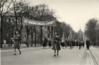 Schwarz-Weiß-Photographie: Aufmarsch von Frauen auf dem Ring in Wien