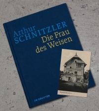 Buchcover "Die Frau des Weisen" mit einer Fotografie der Schnitzlervilla Schlichtes blaues Buch, hellblaue Letter "Arthur Schnitzler", gelbe Letter "Die Frau des Weisen"