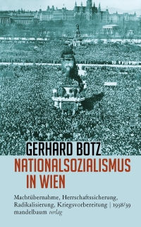 Buchcover "Nationalsozialismus in Wien" schwarz-weiße Fotografie einer Menschenmenge auf dem Wiener Heldenplatz mit Blick aufs Rathaus