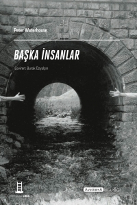 Buchcover "Başka insanlar" schwarz-weiß Fotografie von zwei Händen, die sich zu erreichen versuchen