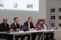 Bei der Projektpräsentation: Anita Eichinger (Wienbibliothek), Christoph Sonnlechner (Stadt- und Landesarchiv), Kulturstadtrat Andreas Mailath-Pokorny, Brigitte Rigele (Stadt- und Landesarchiv), Alfred Pfoser (Wienbibliothek). Foto: Stefan Horak Zwei Frauen, drei Männer auf Podium; Leinwand zeigt Wien Geschichte Wiki.